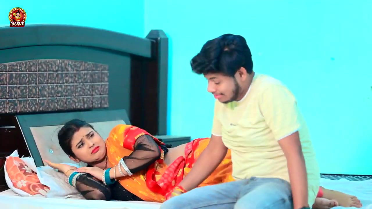 Priti Raj hot saree song – Navel caressed, Expressions2