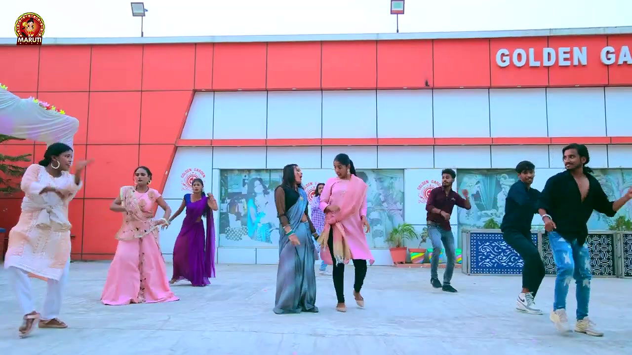 Priti Raj hot saree song – Navel caressed, Expressions2