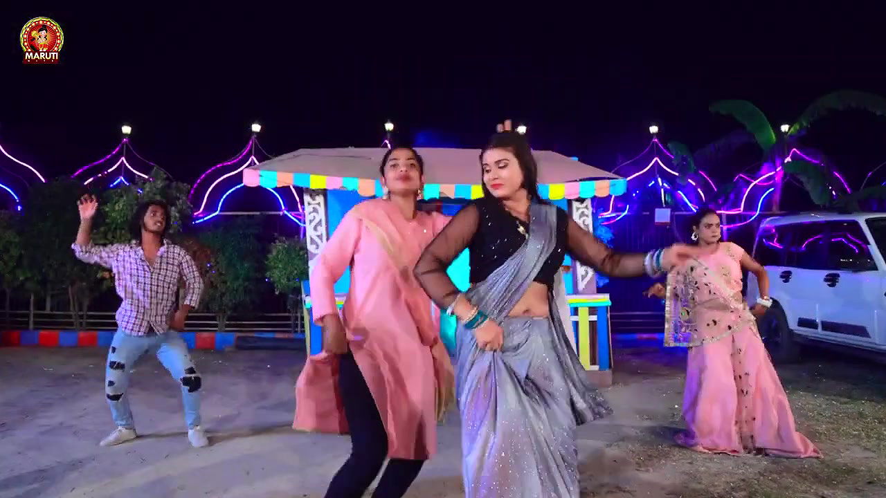 Priti Raj hot saree song – Navel caressed, Expressions2