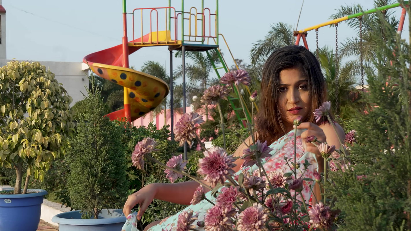 Horny booby auntys hot wet cleavage navel and backless show2