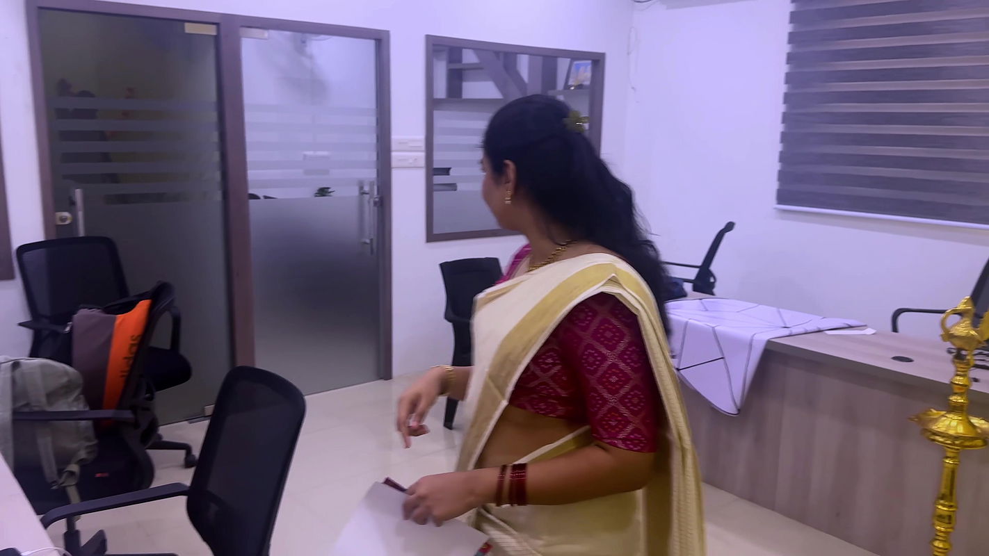 Chubby Malayali Girl Open big Navel Hole and Curvy Lady big Breasts and Ass in Kerala2