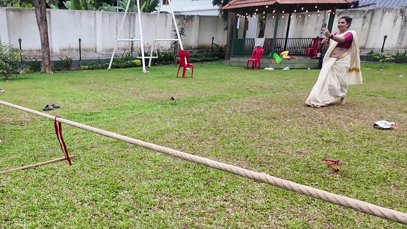 Chubby Malayali Girl Open big Navel Hole and Curvy Lady big Breasts and Ass in Kerala2