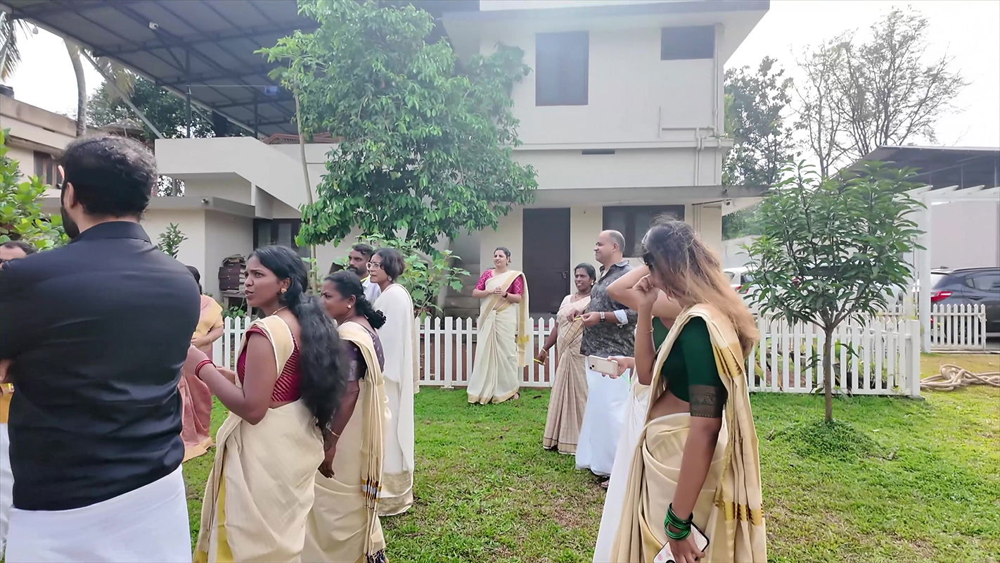 Chubby Malayali Girl Open big Navel Hole and Curvy Lady big Breasts and Ass in Kerala2