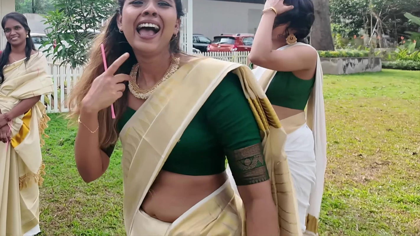 Chubby Malayali Girl Open big Navel Hole and Curvy Lady big Breasts and Ass in Kerala2