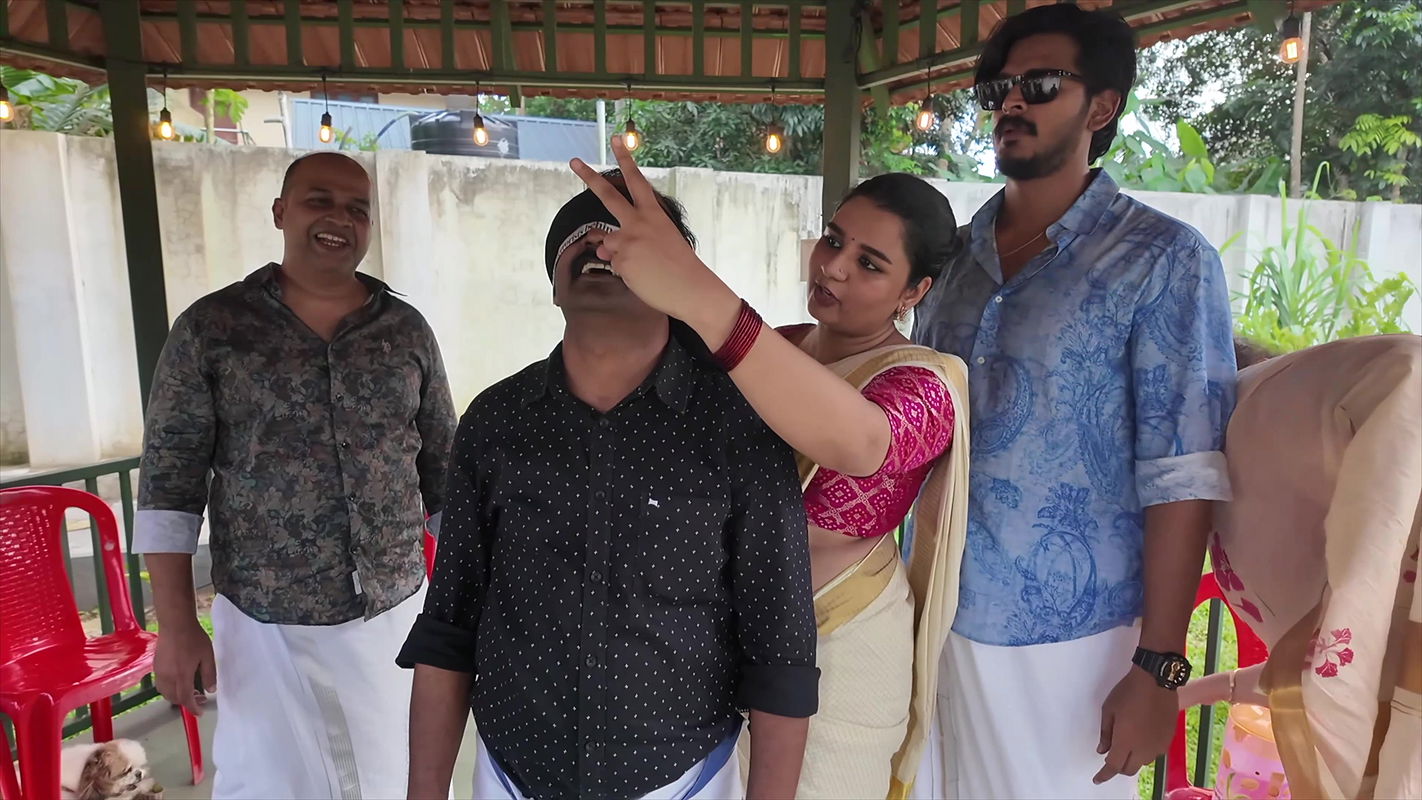 Chubby Malayali Girl Open big Navel Hole and Curvy Lady big Breasts and Ass in Kerala2