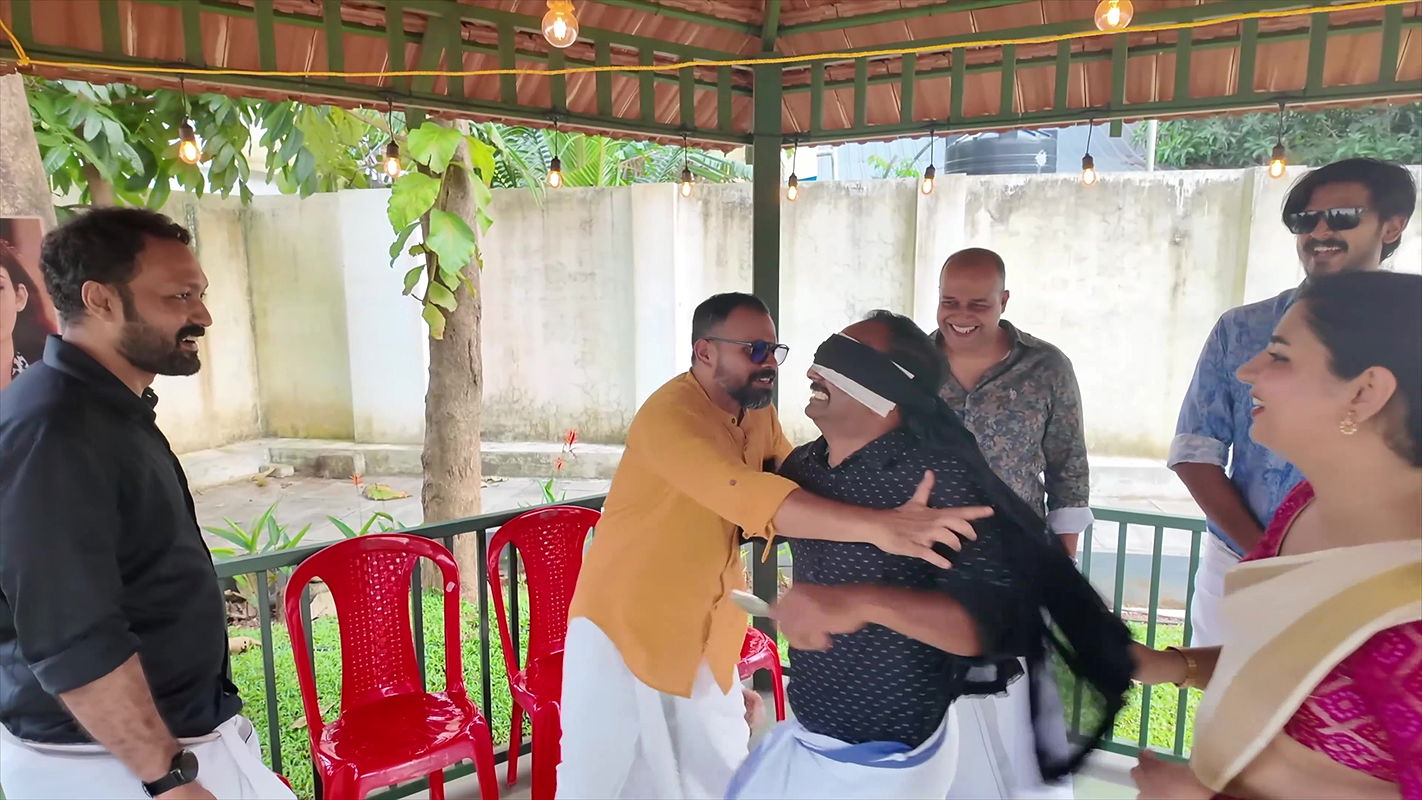 Chubby Malayali Girl Open big Navel Hole and Curvy Lady big Breasts and Ass in Kerala2