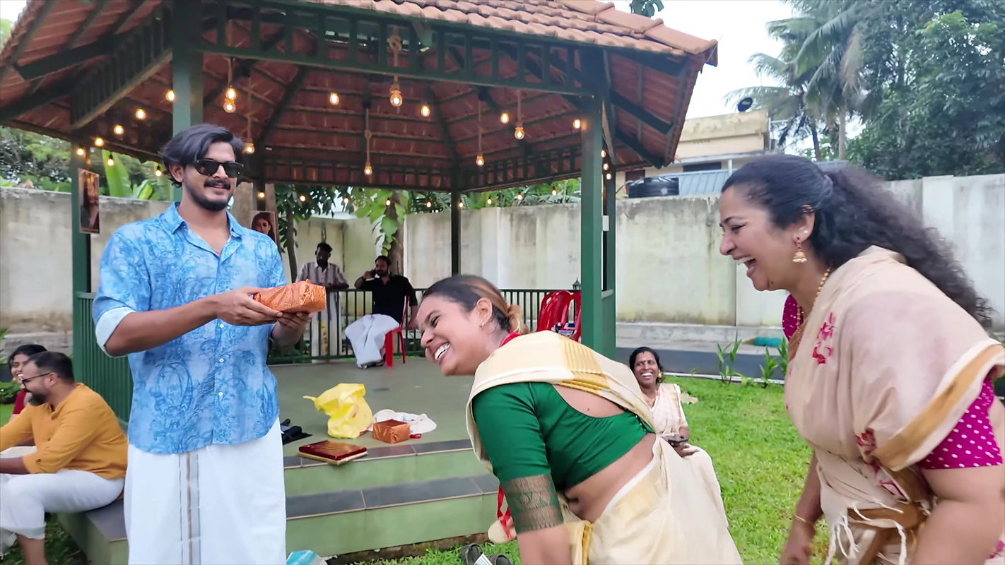 Chubby Malayali Girl Open big Navel Hole and Curvy Lady big Breasts and Ass in Kerala2