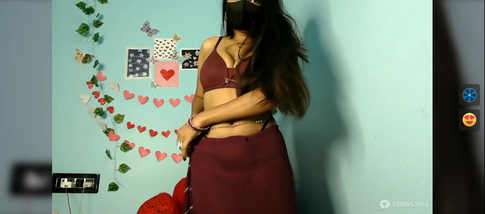 Horny Girl in sare seducing by her erotic moves2