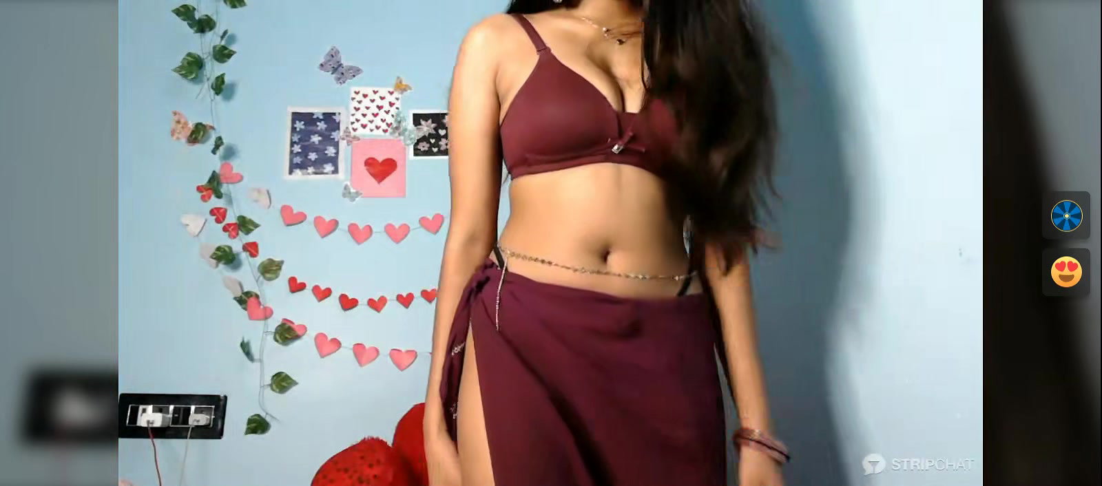 Horny Girl in sare seducing by her erotic moves2