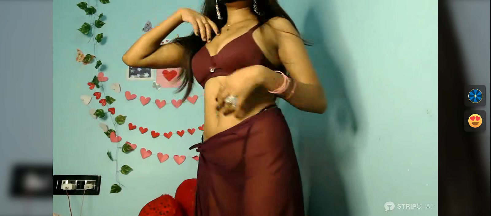 Horny Girl in sare seducing by her erotic moves2