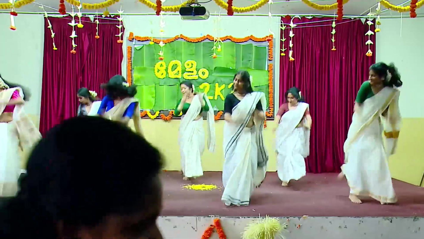 Malayali dusky girls sexy navel ,boobs in kerala saree dance2