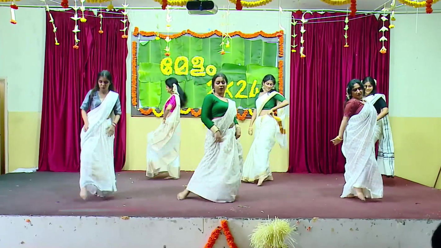 Malayali dusky girls sexy navel ,boobs in kerala saree dance2