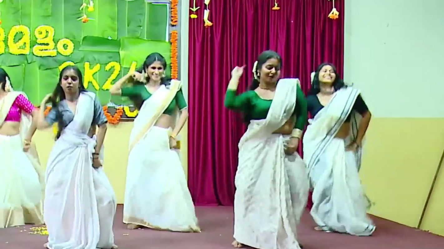 Malayali dusky girls sexy navel ,boobs in kerala saree dance2