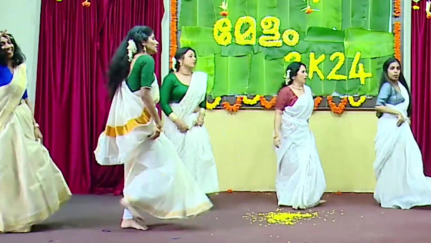 Malayali dusky girls sexy navel ,boobs in kerala saree dance2