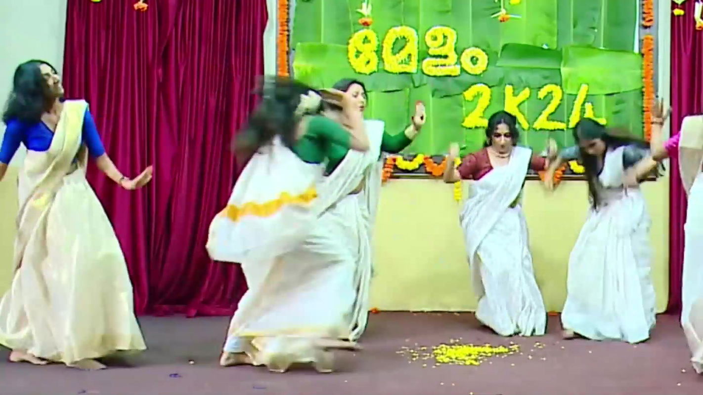 Malayali dusky girls sexy navel ,boobs in kerala saree dance2