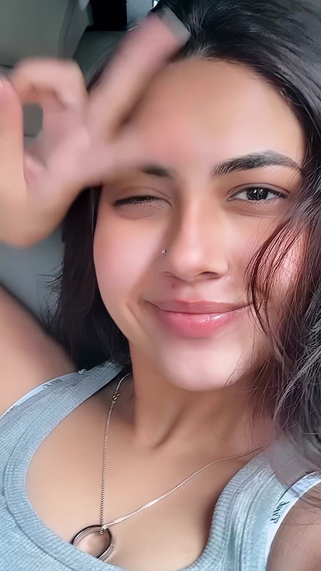 REEM SHEIKH CUTE CLEAVAGE BEAUTY UUFFF HQ2