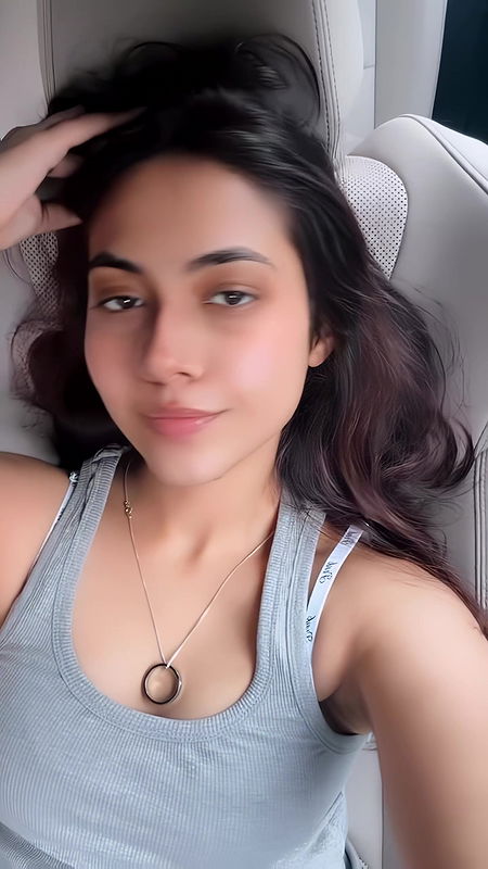 REEM SHEIKH CUTE CLEAVAGE BEAUTY UUFFF HQ2