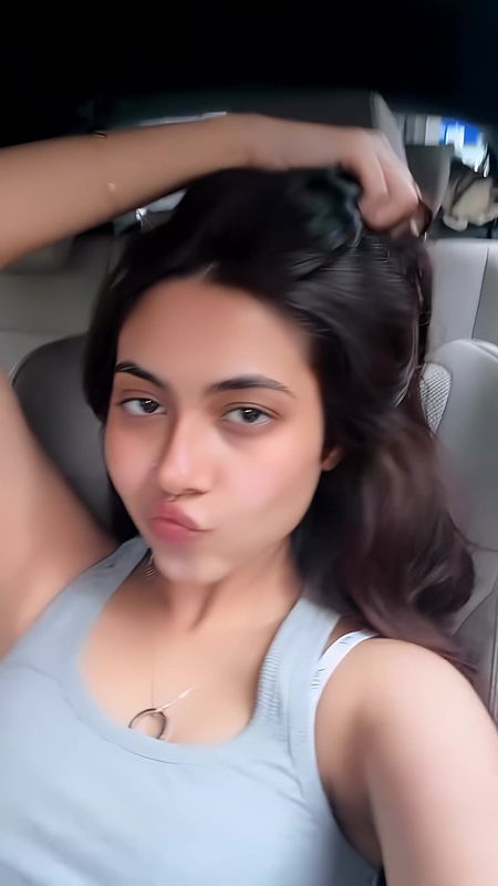 REEM SHEIKH CUTE CLEAVAGE BEAUTY UUFFF HQ2