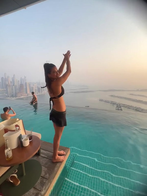 SLUTTY SEDUCTRESS NIA SHARMA FAPWORTHY SEXY CHICK IN BRA AND MINI SKIRT UUFFF4
