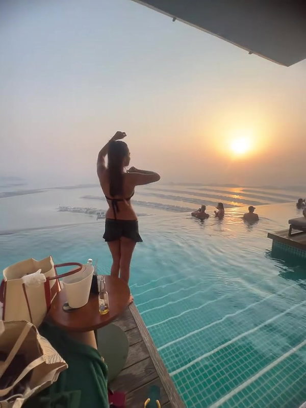SLUTTY SEDUCTRESS NIA SHARMA FAPWORTHY SEXY CHICK IN BRA AND MINI SKIRT UUFFF4