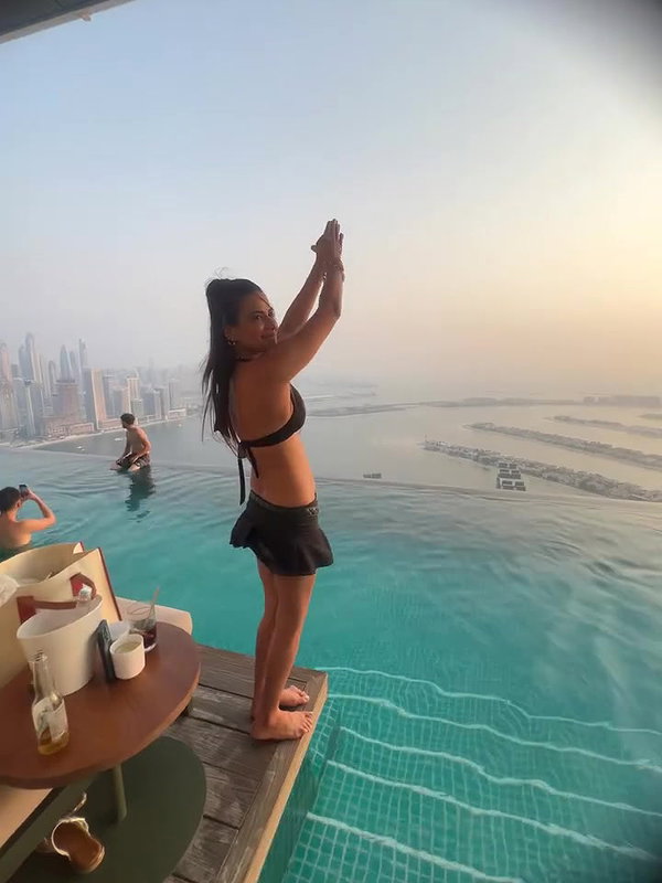 SLUTTY SEDUCTRESS NIA SHARMA FAPWORTHY SEXY CHICK IN BRA AND MINI SKIRT UUFFF4