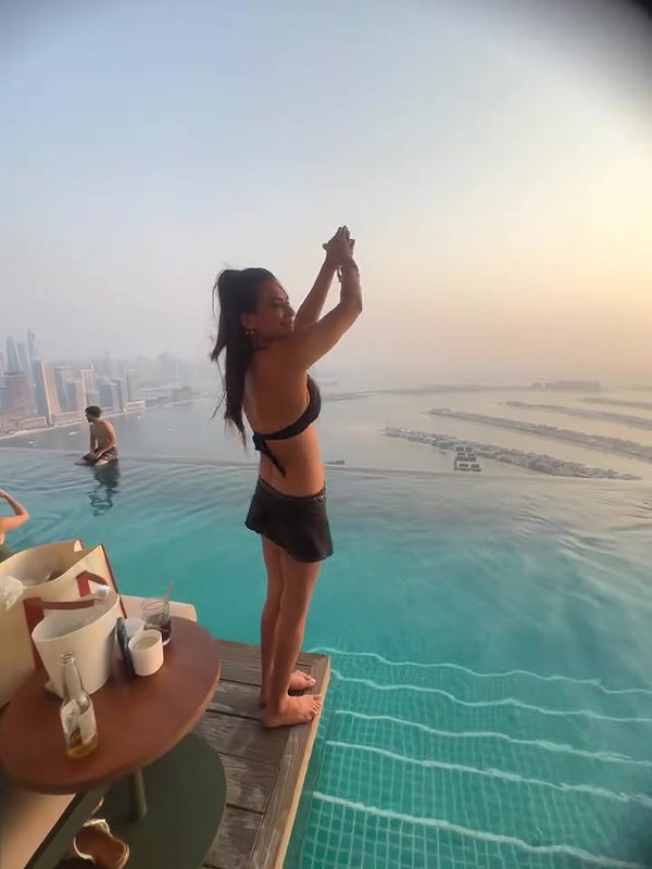SLUTTY SEDUCTRESS NIA SHARMA FAPWORTHY SEXY CHICK IN BRA AND MINI SKIRT UUFFF4