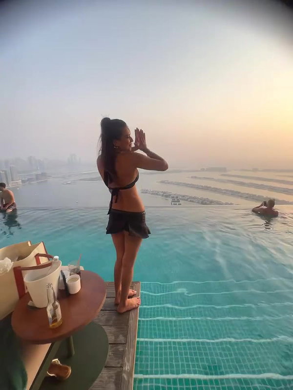 SLUTTY SEDUCTRESS NIA SHARMA FAPWORTHY SEXY CHICK IN BRA AND MINI SKIRT UUFFF4