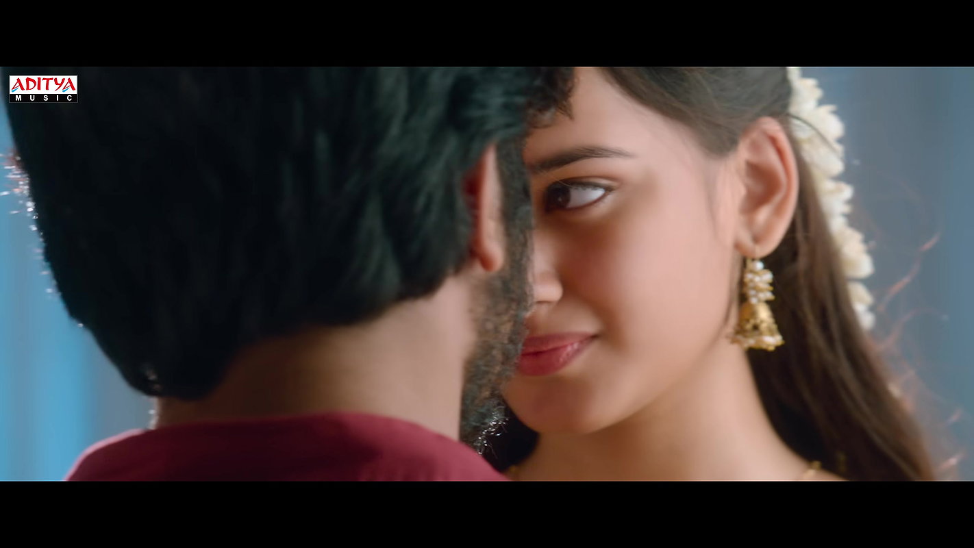 Very beautiful actress smooching romantic song2