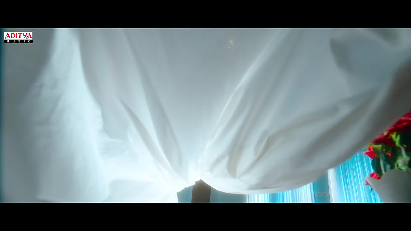 Very beautiful actress smooching romantic song2