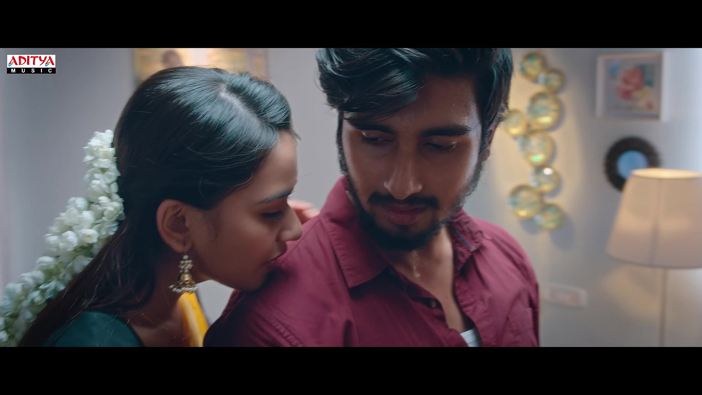 Very beautiful actress smooching romantic song2