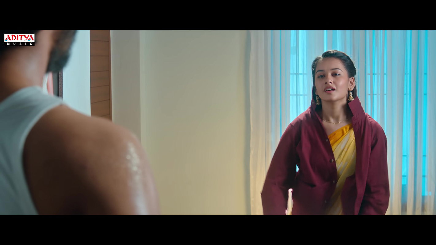 Very beautiful actress smooching romantic song2