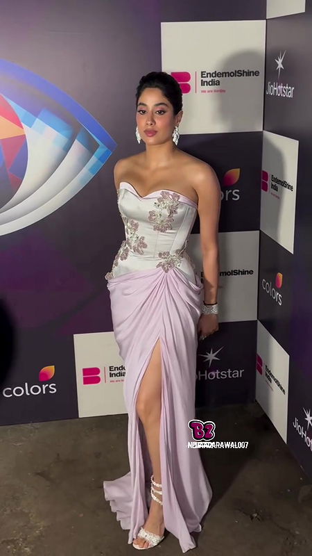 HOTNESS JHANVI KAPOOR IRRESISTIBLE CUMWORTHY DEEP POPPING CLEAVAGE EXPOSE HQ VIDEOS 2