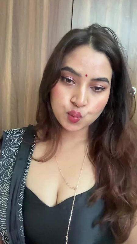 busty marathi girl big breasts and cleavage in black saree  2