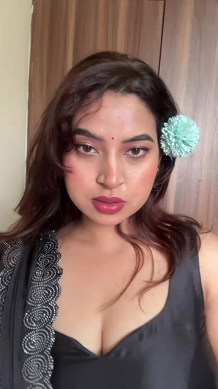 busty marathi girl big breasts and cleavage in black saree  2