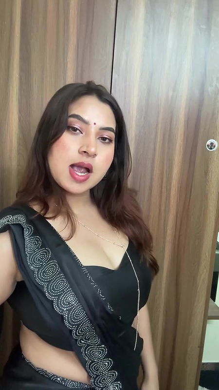 busty marathi girl big breasts and cleavage in black saree  2