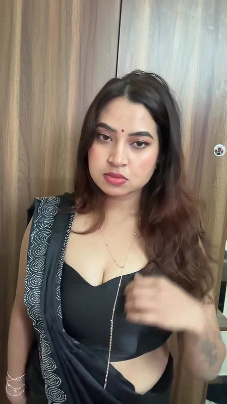 busty marathi girl big breasts and cleavage in black saree  2