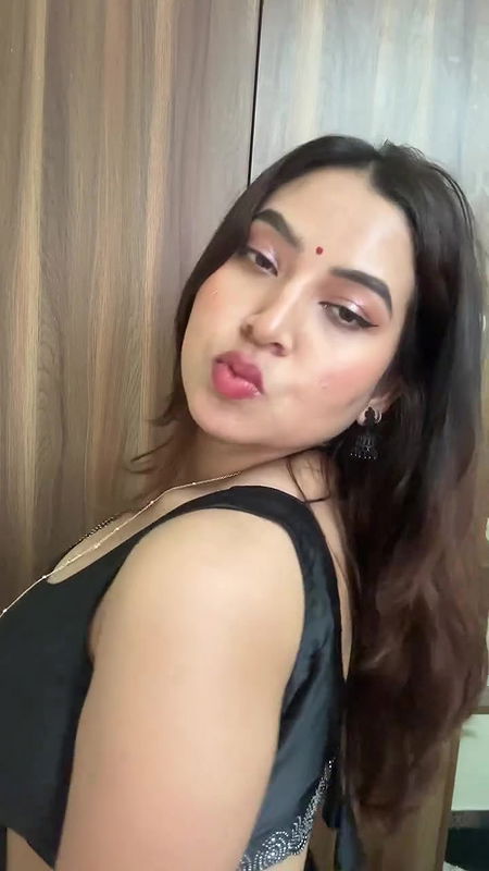 busty marathi girl big breasts and cleavage in black saree  2