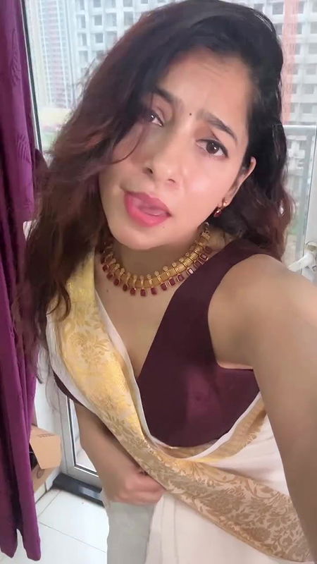 desi girl sexy lowhip saree navel show  2