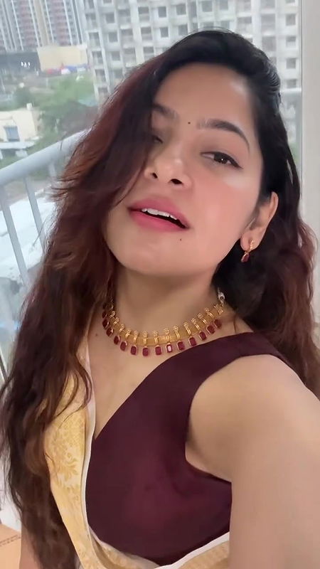 desi girl sexy lowhip saree navel show  2