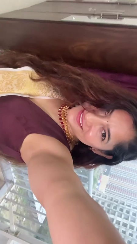 desi girl sexy lowhip saree navel show  2