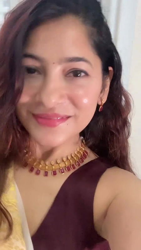 desi girl sexy lowhip saree navel show  2