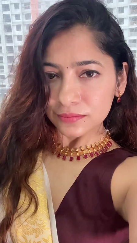 desi girl sexy lowhip saree navel show  2