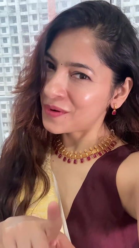 desi girl sexy lowhip saree navel show  2