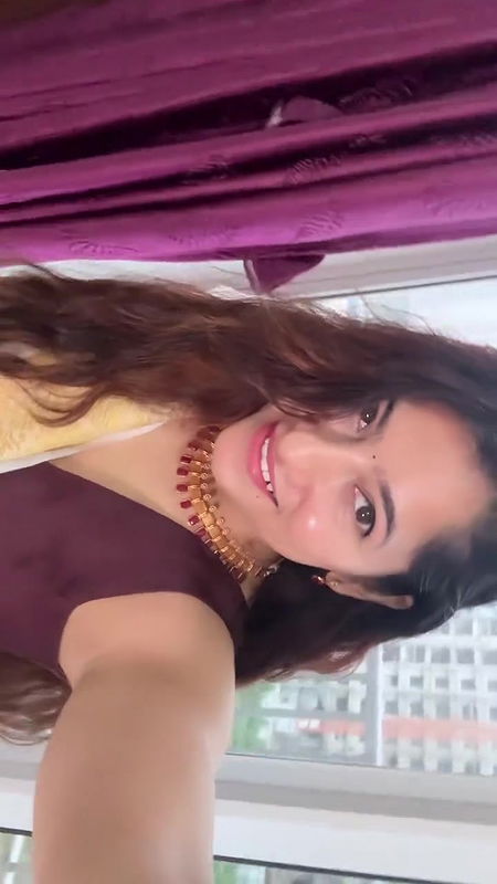 desi girl sexy lowhip saree navel show  2