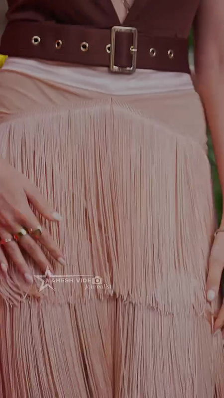 ELNAAZ WIDE OPEN CLEAVAGE DEEP TEASE UUFFF  2