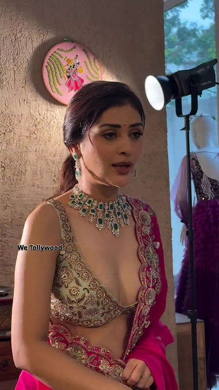 hot side actrees sexy cleavage and navel in pink costume  2