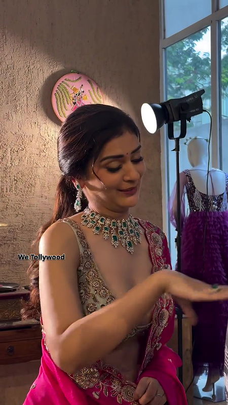 hot side actrees sexy cleavage and navel in pink costume  2