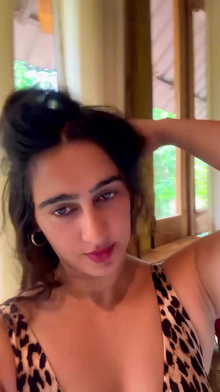 MEGHA SHUKLA LUSTY BABE SHOW HER AMPLE CLEVAGE  2
