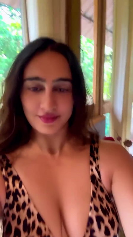 MEGHA SHUKLA LUSTY BABE SHOW HER AMPLE CLEVAGE  2