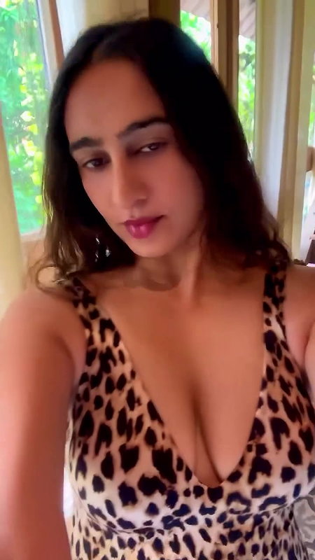 MEGHA SHUKLA LUSTY BABE SHOW HER AMPLE CLEVAGE  2
